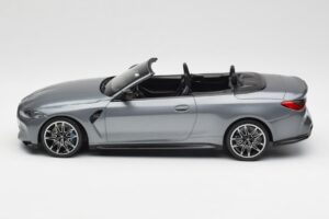 BMW M4 G82 Cabriolet Grey Metallic Minichamps 1:18 155021034 Metal - imagem 3 de 6