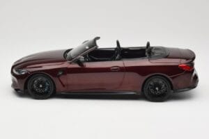 BMW M4 G83 Cabriolet Vermelho Metálico Minichamps 1:18 155021032 Metal - imagem 3 de 6