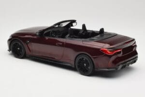 BMW M4 G83 Cabriolet Vermelho Metálico Minichamps 1:18 155021032 Metal - imagem 5 de 6