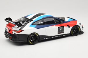 BMW M4 G82 GT4 #1 Presentation 2022 Otto 1:18 OT1228 Resina - imagem 2 de 6