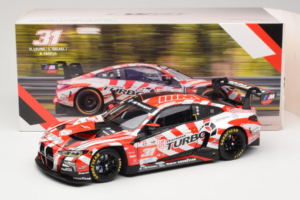 BMW M4 GT3 LMGT3 #31 D. Leung / S. Gelael / A. Farfus Team WRT 2nd Place 24 Hours of Le Mans 2024 Minichamps 1:18 113242431 M - imagem 8 de 8