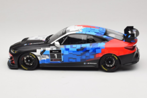 BMW M4 GT4 #1 Presentation 2024 Otto 1:18 OT1125 Resina - imagem 3 de 6