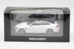 BMW M4 GTS F82 Branco Com Jantes Cinzentas Minichamps 1:43 410025221 Metal - imagem 4 de 4