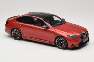 BMW M5 G90 Beach Orange GT Spirit 1:18 GT966 Resina - imagem 4 de 6