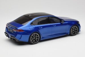 BMW M5 G90 Marina Bay Blue Metallic GT Spirit 1:18 GT507 Resina - imagem 2 de 6