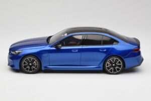 BMW M5 G90 Marina Bay Blue Metallic GT Spirit 1:18 GT507 Resina - imagem 3 de 6