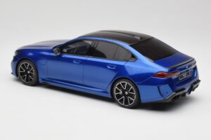 BMW M5 G90 Marina Bay Blue Metallic GT Spirit 1:18 GT507 Resina - imagem 5 de 6