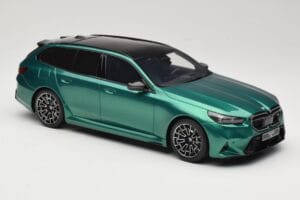 BMW M5 G99 Competition Touring Isle of Man Green GT Spirit 1:18 GT509 Resina - imagem 4 de 6