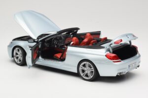 BMW M6 F12 Cabriolet Silverstone Silver Paragon 1:18 8043225656 Metal - imagem 5 de 8