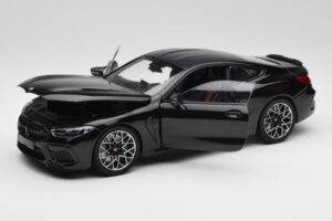 BMW M8 F92 Preto Safira Minichamps 1:18 110029021 Metal - imagem 2 de 8