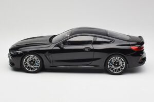 BMW M8 F92 Preto Safira Minichamps 1:18 110029021 Metal - imagem 4 de 8