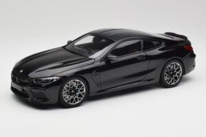 BMW M8 F92 Preto Safira Minichamps 1:18 110029021 Metal