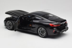 BMW M8 F92 Preto Safira Minichamps 1:18 110029021 Metal - imagem 5 de 8