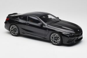 BMW M8 F92 Preto Safira Minichamps 1:18 110029021 Metal - imagem 6 de 8
