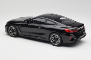 BMW M8 F92 Preto Safira Minichamps 1:18 110029021 Metal - imagem 7 de 8