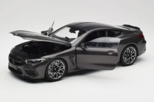 BMW M8 F92 Grey Metallic Minichamps 1:18 110029022 Metal - imagem 2 de 8