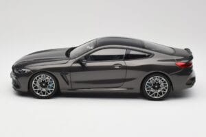 BMW M8 F92 Grey Metallic Minichamps 1:18 110029022 Metal - imagem 4 de 8