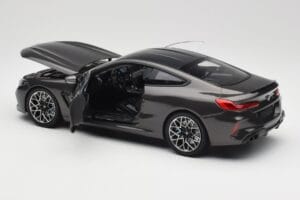 BMW M8 F92 Grey Metallic Minichamps 1:18 110029022 Metal - imagem 5 de 8