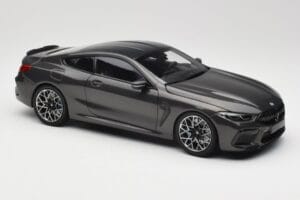 BMW M8 F92 Grey Metallic Minichamps 1:18 110029022 Metal - imagem 6 de 8