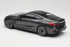 BMW M8 F92 Grey Metallic Minichamps 1:18 110029022 Metal - imagem 7 de 8