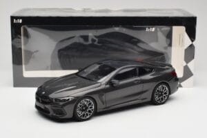 BMW M8 F92 Grey Metallic Minichamps 1:18 110029022 Metal - imagem 8 de 8