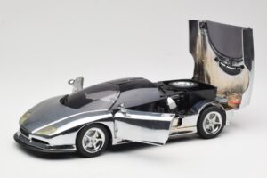 BMW Nazca M12 Chrome Silver Revell 1:18 08916 Metal - imagem 2 de 8