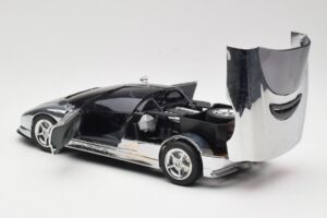 BMW Nazca M12 Chrome Silver Revell 1:18 08916 Metal - imagem 5 de 8