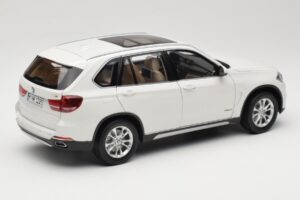 BMW X5 E70 Alpine White Paragon 1:18 PA-97073 Metal - imagem 3 de 8