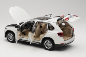 BMW X5 E70 Alpine White Paragon 1:18 PA-97073 Metal - imagem 5 de 8