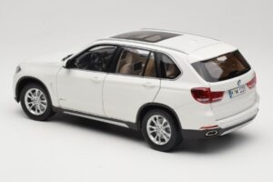 BMW X5 E70 Alpine White Paragon 1:18 PA-97073 Metal - imagem 7 de 8