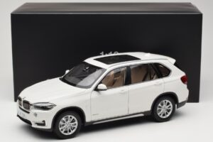 BMW X5 E70 Alpine White Paragon 1:18 PA-97073 Metal - imagem 8 de 8