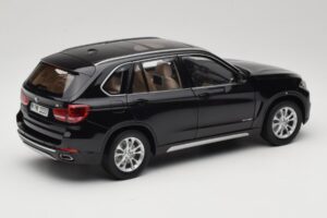 BMW X5 E70 Sapphire Black Paragon 1:18 PA-97071 Metal - imagem 3 de 8