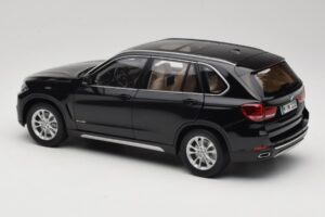 BMW X5 E70 Sapphire Black Paragon 1:18 PA-97071 Metal - imagem 7 de 8