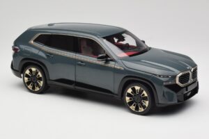 BMW XM G09 Isle of Man Green Minichamps 1:18 110023300 Metal - imagem 6 de 8