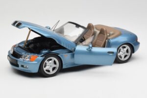 BMW Z3 E36/7 James Bond Goldeneye Azul Metálico UT Models 1:18 180024336 Metal - imagem 2 de 8