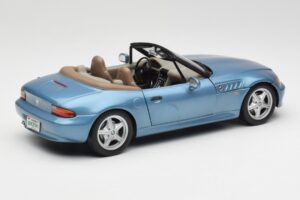 BMW Z3 E36/7 James Bond Goldeneye Azul Metálico UT Models 1:18 180024336 Metal - imagem 3 de 8