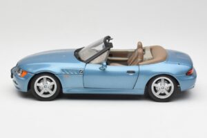 BMW Z3 E36/7 James Bond Goldeneye Azul Metálico UT Models 1:18 180024336 Metal - imagem 4 de 8