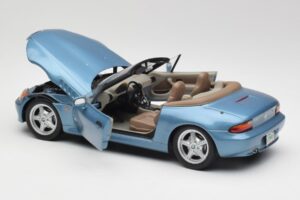 BMW Z3 E36/7 James Bond Goldeneye Azul Metálico UT Models 1:18 180024336 Metal - imagem 5 de 8