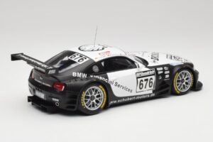 BMW Z4 #676 H. Stuck / J. Hennerici / D. Hurtgen Team Schubert Nürburgring 24 Hours 2006 AUTOart 1:18 80649 Metal - imagem 2 de 6