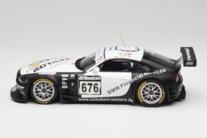BMW Z4 #676 H. Stuck / J. Hennerici / D. Hurtgen Team Schubert Nürburgring 24 Hours 2006 AUTOart 1:18 80649 Metal - imagem 3 de 6