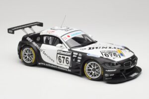 BMW Z4 #676 H. Stuck / J. Hennerici / D. Hurtgen Team Schubert Nürburgring 24 Hours 2006 AUTOart 1:18 80649 Metal - imagem 4 de 6