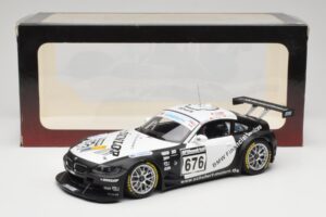 BMW Z4 #676 H. Stuck / J. Hennerici / D. Hurtgen Team Schubert Nürburgring 24 Hours 2006 AUTOart 1:18 80649 Metal - imagem 6 de 6