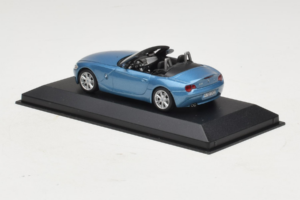BMW Z4 E85 Cabriolet Light Blue Metallic Minichamps 1:43 BMW016 Metal - imagem 3 de 4