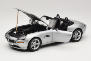 BMW Z8 Prateado 007 The World Is Not Enough AUTOart 1:18 70511 Metal - imagem 2 de 8