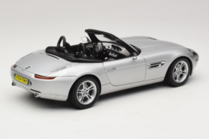 BMW Z8 Prateado 007 The World Is Not Enough AUTOart 1:18 70511 Metal - imagem 3 de 8