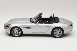 BMW Z8 Prateado 007 The World Is Not Enough AUTOart 1:18 70511 Metal - imagem 4 de 8