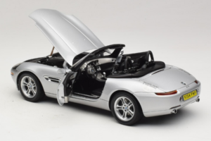 BMW Z8 Prateado 007 The World Is Not Enough AUTOart 1:18 70511 Metal - imagem 5 de 8