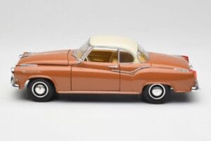 Borgward Isabella Coupe Bronze Branco Revell 1:18 08982 Metal - imagem 4 de 8
