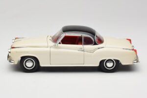 Borgward Isabella Coupe Branco Revell 1:18 8859 Metal - imagem 4 de 8