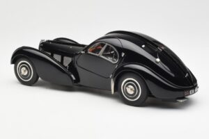 Bugatti 57SC Atlantic Preto CMC 1:18 M-085 Metal - imagem 5 de 6